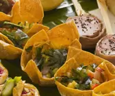 Bunter Gemüsesalat in Knusperschälchen