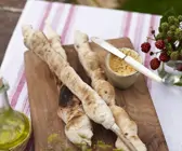 Stockbrot mit Nüssen und Olivenbutter
