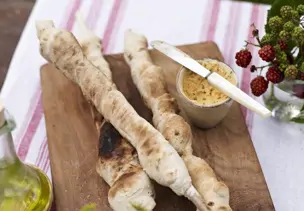 Stockbrot mit Nüssen und Olivenbutter