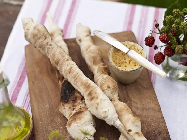 Stockbrot mit Nüssen und Olivenbutter