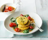 Hirsebratlinge mit Spinat und Tomaten