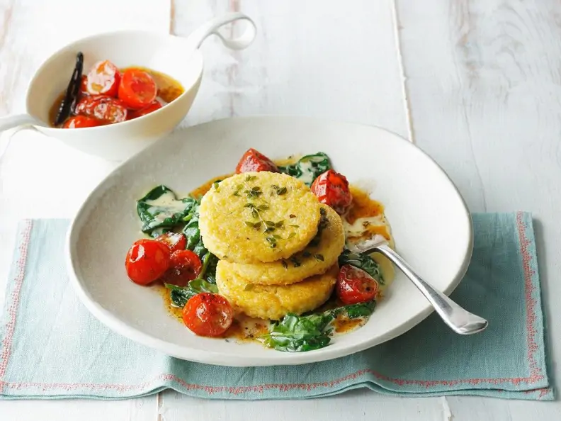 Hirsebratlinge mit Spinat und Tomaten