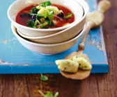 Tomaten-Gemüsesuppe mit Grießnocken