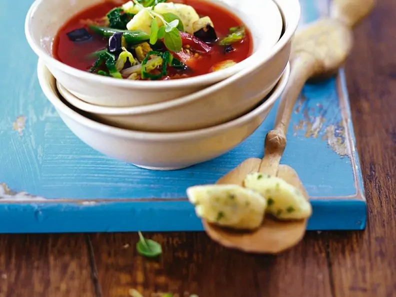 Tomaten-Gemüsesuppe mit Grießnocken