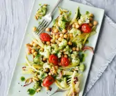 Bunter Gemüsesalat mit Korianderdressing