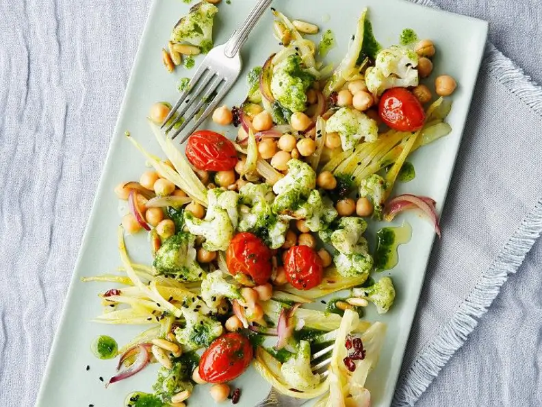 Bunter Gemüsesalat mit Korianderdressing