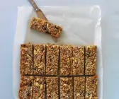 Müsliriegel mit Nüssen und Früchten