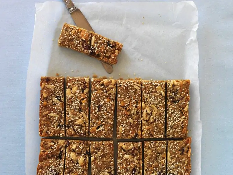 Müsliriegel mit Nüssen und Früchten