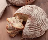 Zwei Brotlaibe, einer davon angeschnitten