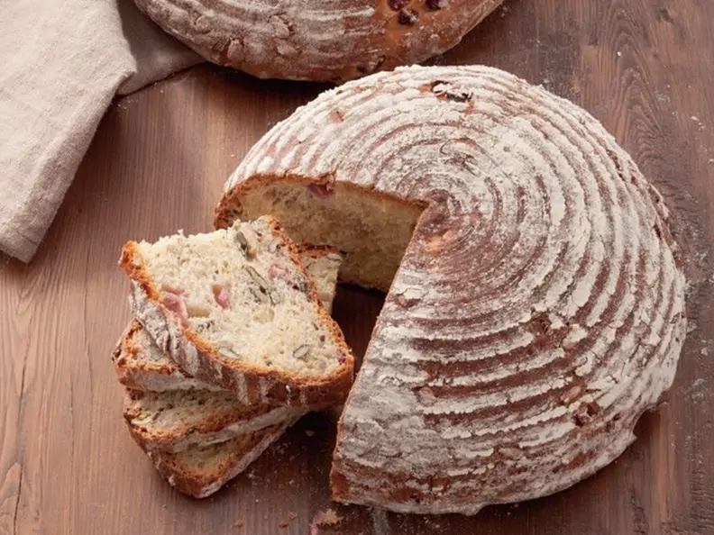 Zwei Brotlaibe, einer davon angeschnitten