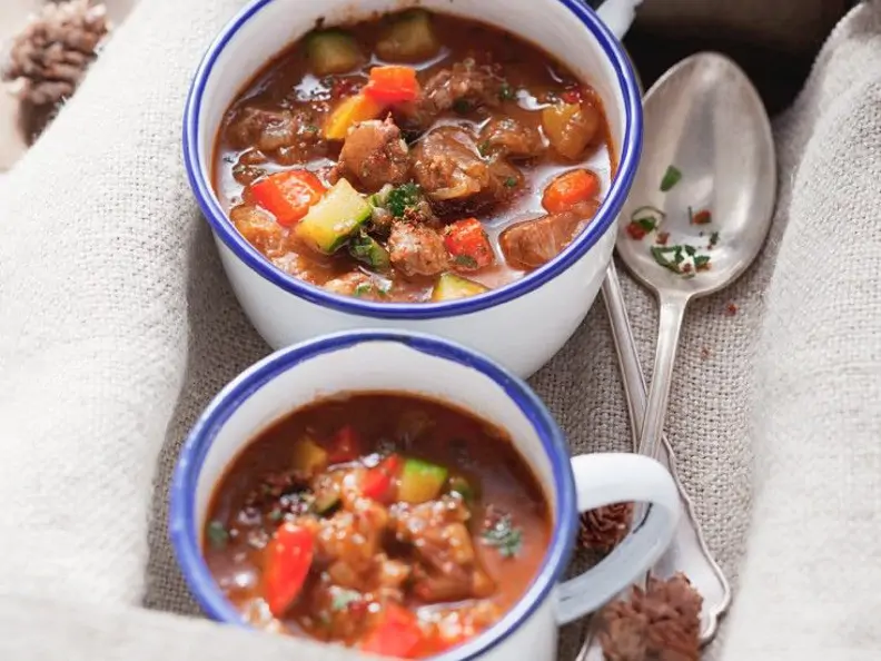 Gulaschsuppe mit Gemüse