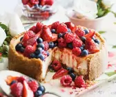Beeren-Käsekuchen mit Keksboden