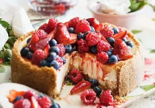 Beeren-Käsekuchen mit Keksboden