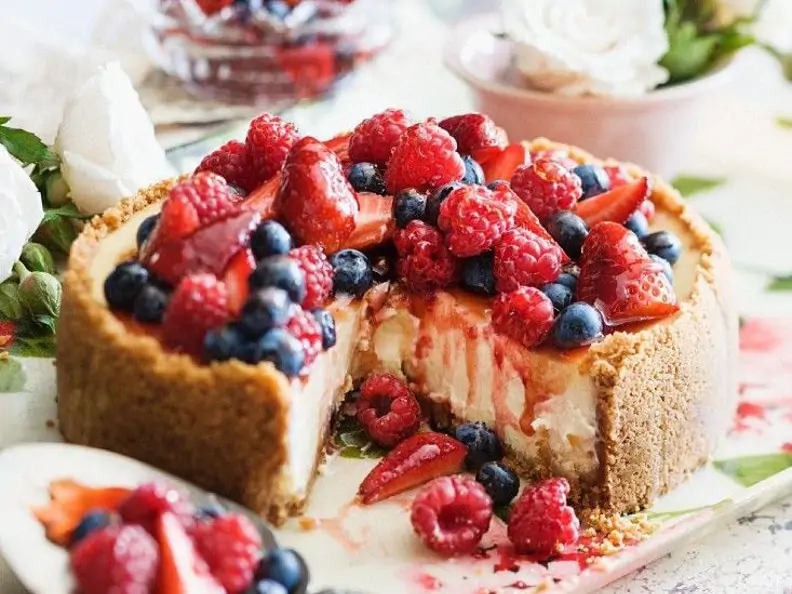 Beeren-Käsekuchen mit Keksboden