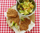 Sesamschnitzel mit scharfem Kartoffelsalat