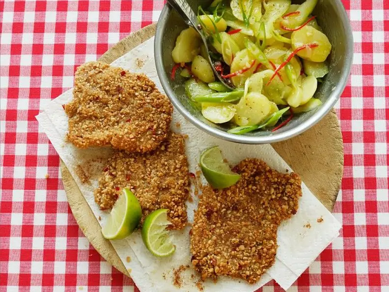 Sesamschnitzel mit scharfem Kartoffelsalat