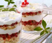 Schichtdessert mit Johannisbeeren