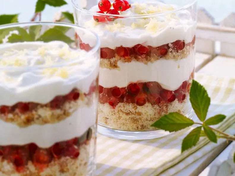 Schichtdessert mit Johannisbeeren
