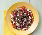 Salat mit Hackfleisch, Tomaten, Gurke und Sumach