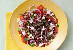 Salat mit Hackfleisch, Tomaten, Gurke und Sumach