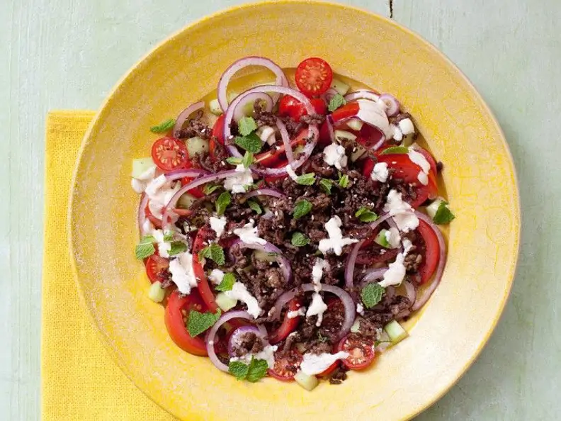 Salat mit Hackfleisch, Tomaten, Gurke und Sumach
