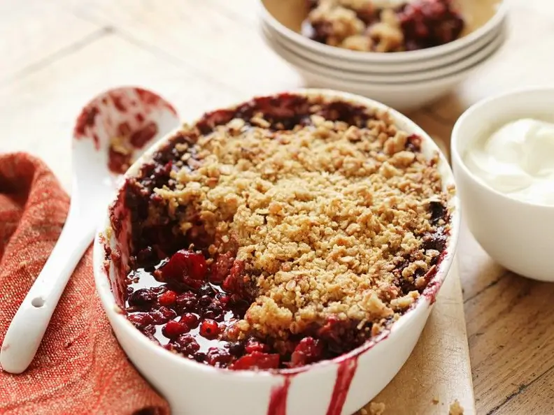 Beeren-Crumble mit Haferflocken
