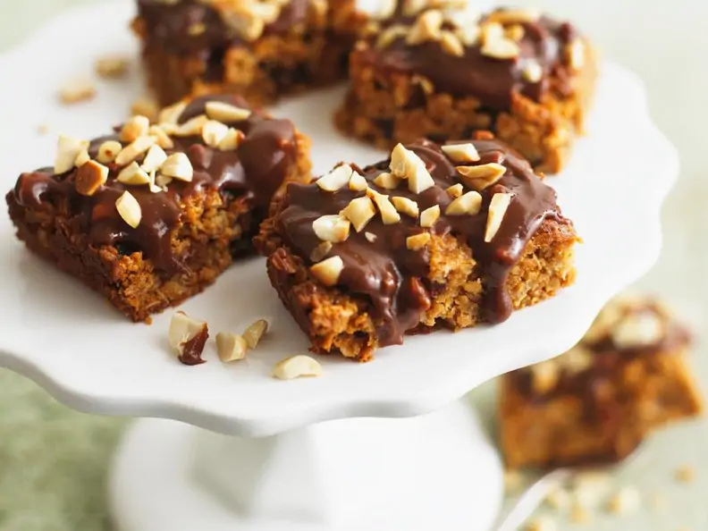 Müsliriegel mit Nüssen und Schokolade