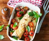 Crespelle mit Spinat, Tomaten und Pinienkernen