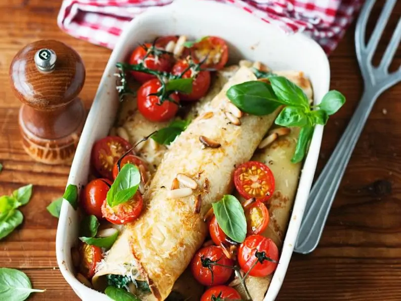 Crespelle mit Spinat, Tomaten und Pinienkernen