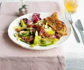 Warmer Salat mit Radicchio, Zucchini und Nüssen