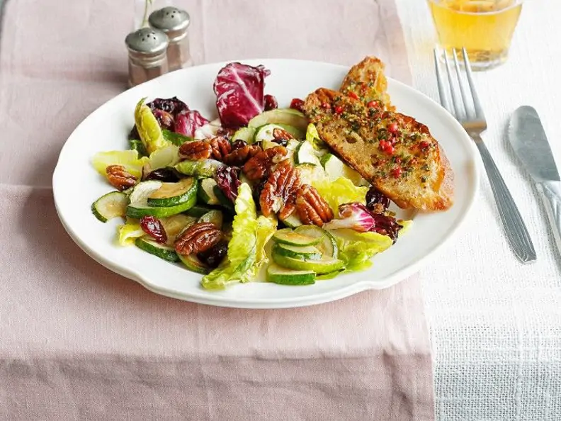Warmer Salat mit Radicchio, Zucchini und Nüssen