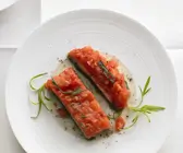 Fisch auf Blattspinat mit Tomaten
