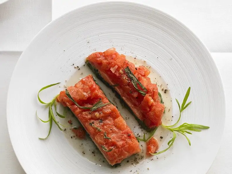 Fisch auf Blattspinat mit Tomaten