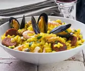 Nudelpfanne mit Meeresfrüchten mit Wurst