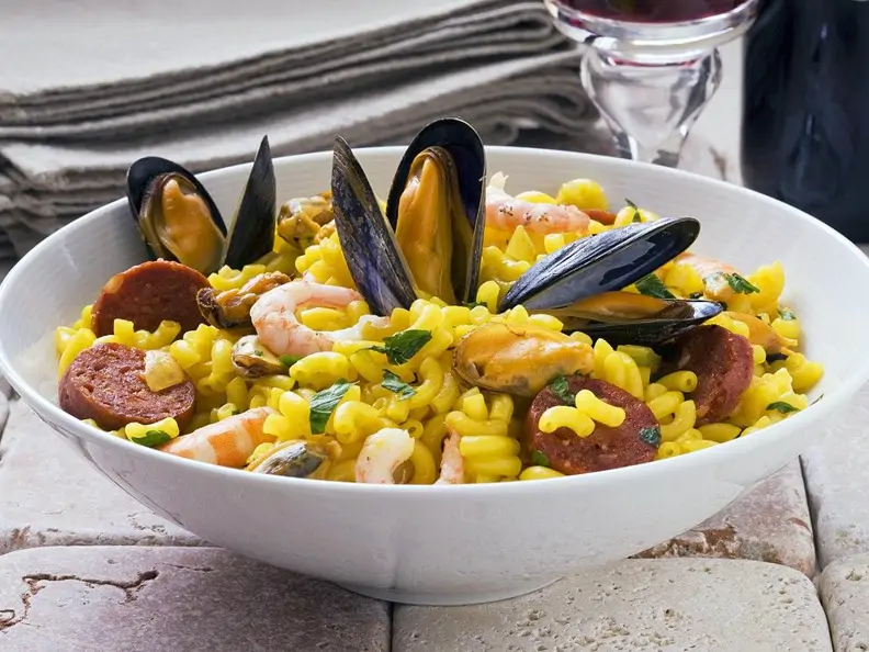 Nudelpfanne mit Meeresfrüchten mit Wurst