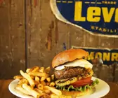 Hamburger mit Roter Bete und Ananas