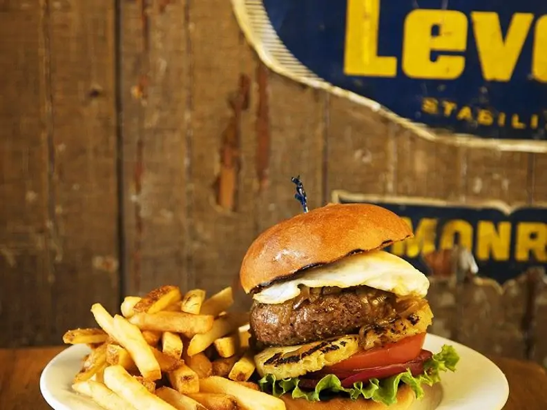 Hamburger mit Roter Bete und Ananas