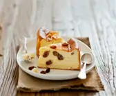 Veganer Käsekuchen mit Boden und Rosinen