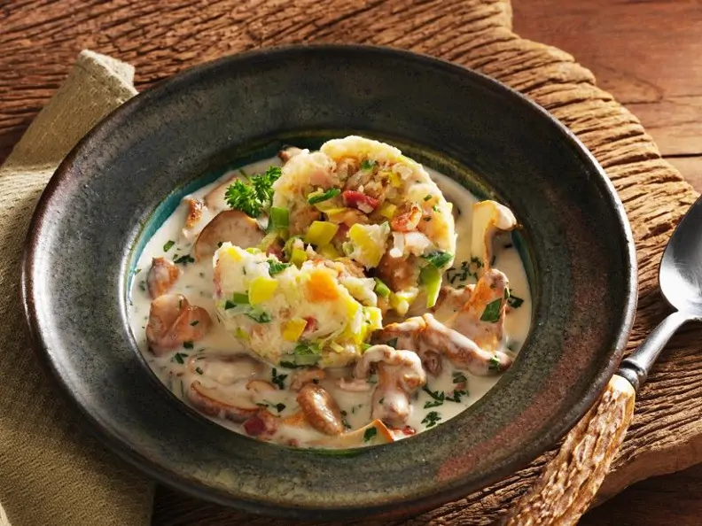 Speckknödel mit Pfifferlingen