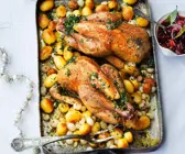 Perlhuhn mit Kartoffeln aus dem Ofen
