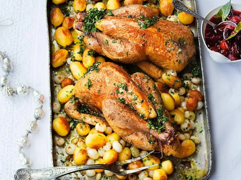 Perlhuhn mit Kartoffeln aus dem Ofen