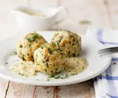 Semmelknödel mit Sahne-Specksauce