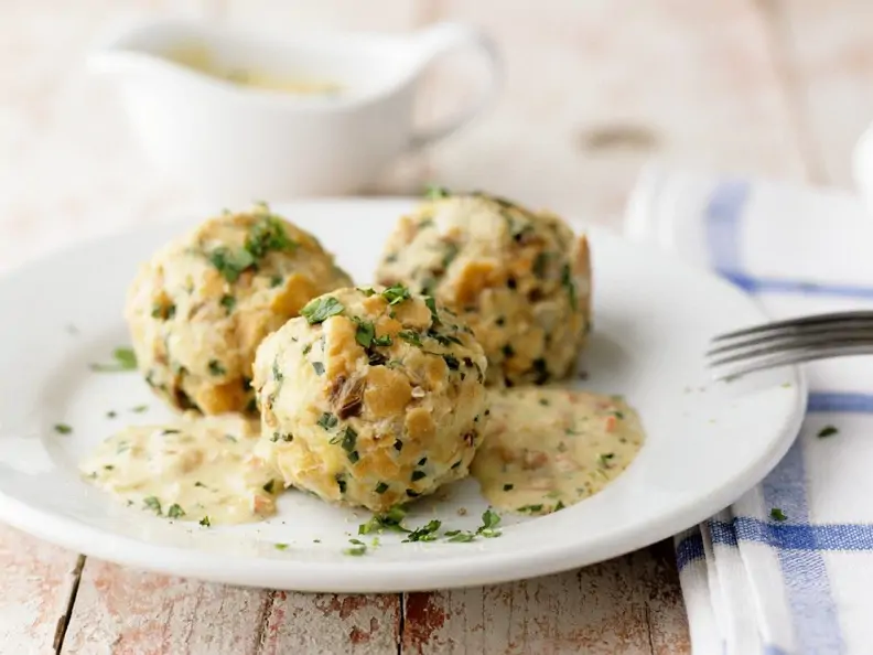 Semmelknödel mit Sahne-Specksauce