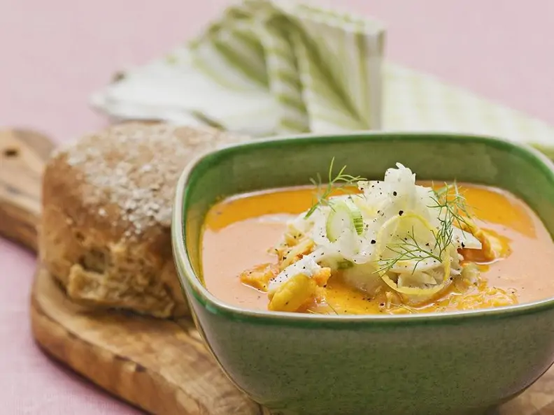 Suppe mit Garnelen und Fenchel