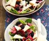 Spinatsalat mit Beeren und Käse