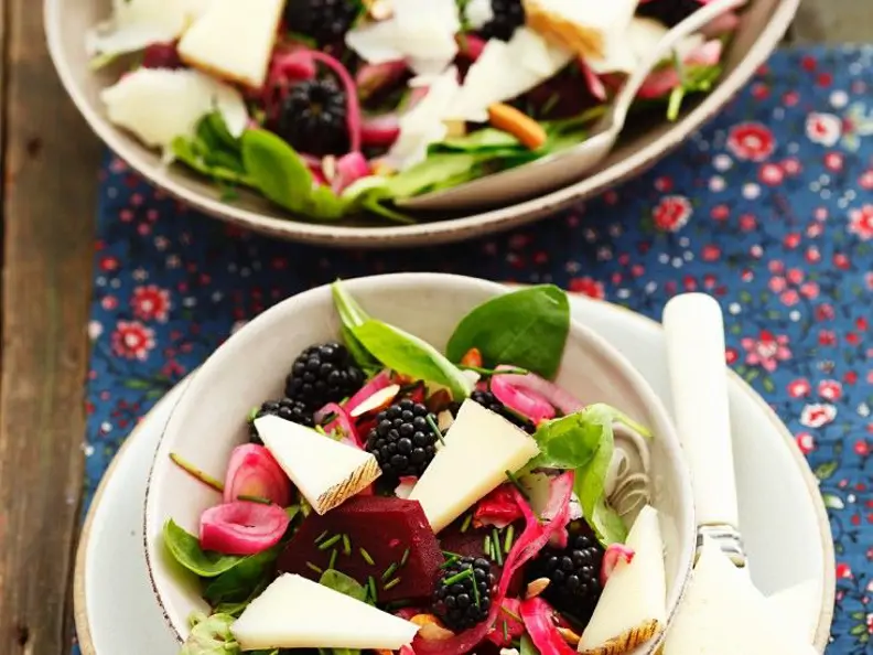 Spinatsalat mit Beeren und Käse