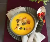 Cremige Kürbissuppe mit Brotcroutons