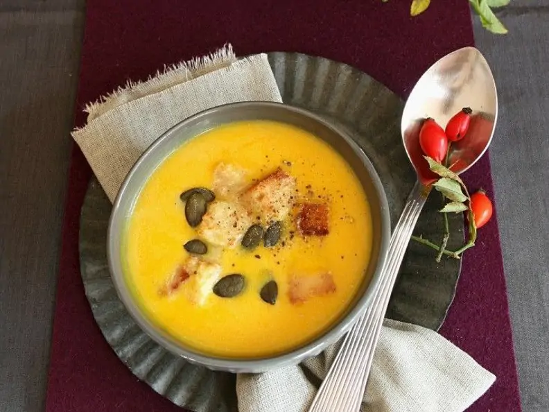 Cremige Kürbissuppe mit Brotcroutons
