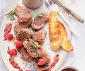 Lammchops vom Grill mit fruchtigen Saucen