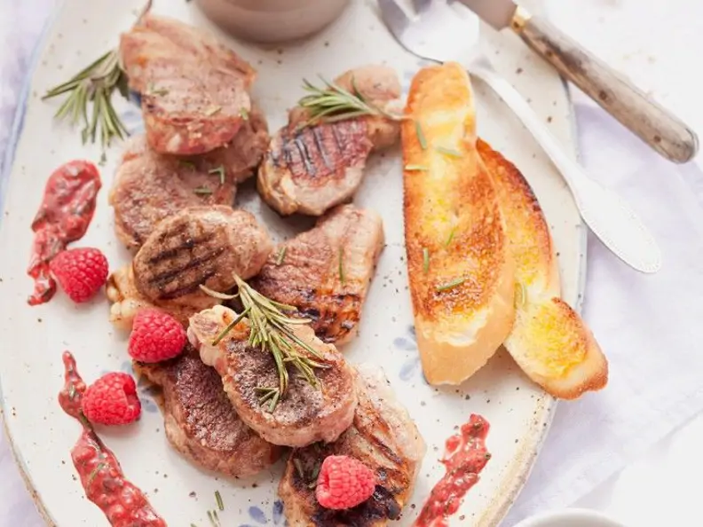 Lammchops vom Grill mit fruchtigen Saucen